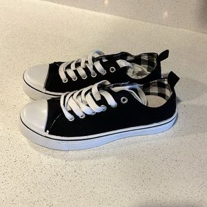 Women’s Maurice’s sneakers